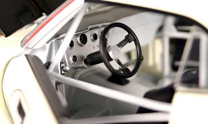 MODEL BILER i størrelse 1:43-1:24 og 1:18  - GMP Diecast...

Chevrolet Camaro Trans Am Racer. 1967

Str: 1:18

En sparsommelig kabine, hvor kun det vigtigste er monteret, så som div. ure, målere, kontakter, bur osv. billede 46