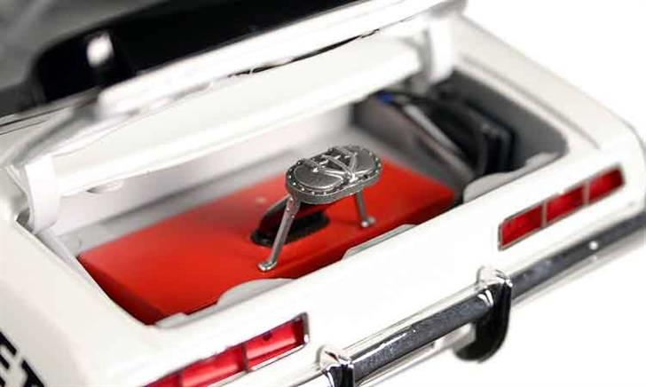 MODEL BILER i størrelse 1:43-1:24 og 1:18  - GMP Diecast...

Chevrolet Camaro Trans Am Racer. 1967

Str: 1:18

Bagagerum, monteret med sikkerheds benzin tank og påfyldnings studs, som går op igennem et hul i bagklappen, så man ikke skal åbne bagklappen for at hælde benzin på. billede 43