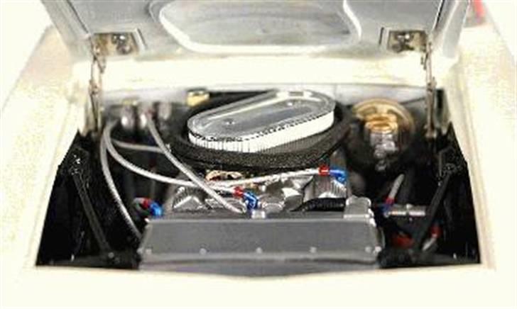 MODEL BILER i størrelse 1:43-1:24 og 1:18  - GMP Diecast...

Chevrolet Camaro Trans Am Racer. 1967

Str: 1:18

Utrolig lækkert detaljeret motorrum med de helt rigtige fittings til en racer motor. Læg specielt mærke til fronthjelmens beslag, som sørger for at holde hjelmen og så den kan åbne og lukke, de beslag er lavet fuldstændig som på en rigtig bil. Her kan man virkelig se detalje forskellen på alm. modelbiler, som bare har et et tykke bøjler i midten af motorrummet, her skiller GMP modellerne sig bla. ud. billede 42