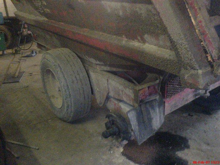 Claas og andet godt fra mit arb. - Knæk sagde det og så var det en trehjuler - thomsen dumpervogn med slidt hjulleje billede 3