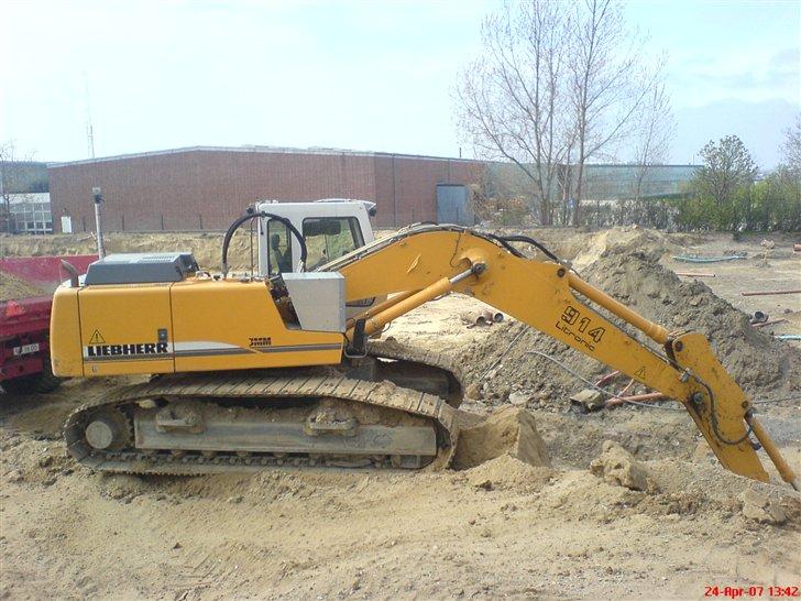 Claas og andet godt fra mit arb. - 23t Libherr med armen i bund. Det er sku dybt... billede 66