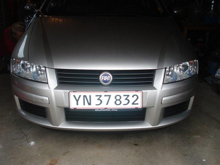 Alu gitter i fronten - Sådan så fronten ud, med emblem og det hele. billede 1