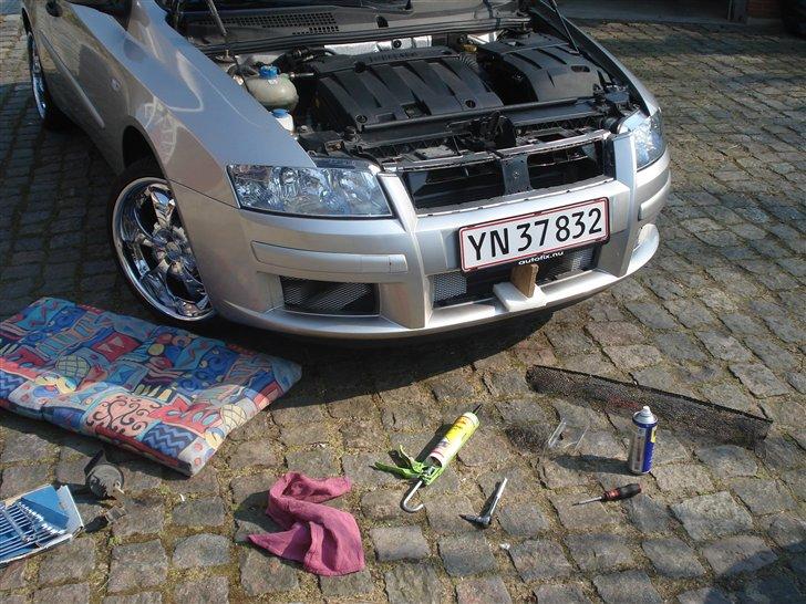 Alu gitter i fronten - Det sværeste er tilpasningen af det nye gitter. billede 2