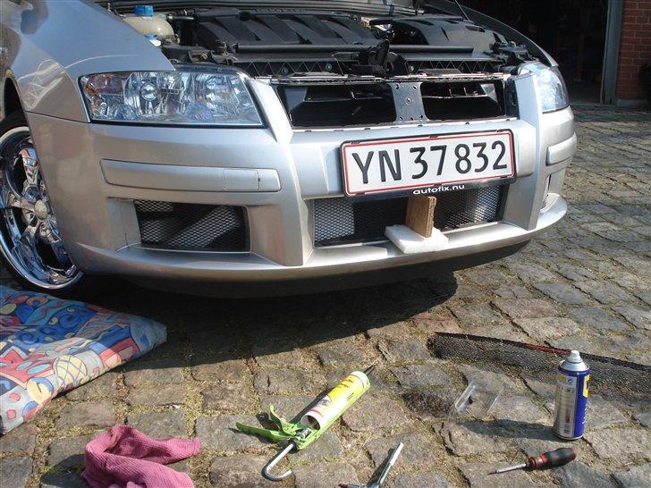 Alu gitter i fronten - Synes det passede godt efter at ha klippet det meget til. billede 3