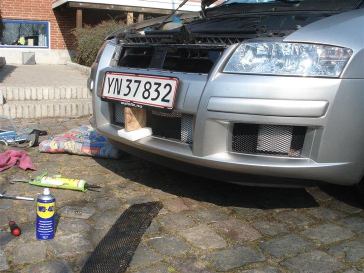 Alu gitter i fronten - Lidt skum osv ind bagved, for at holdt det i spænd mens limen tørrer. billede 4