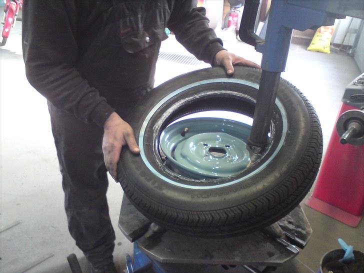 Renovering af Opel Rekord p2 1700 - 1961 - Der monteres de nye dæk med hvid stribe. billede 52