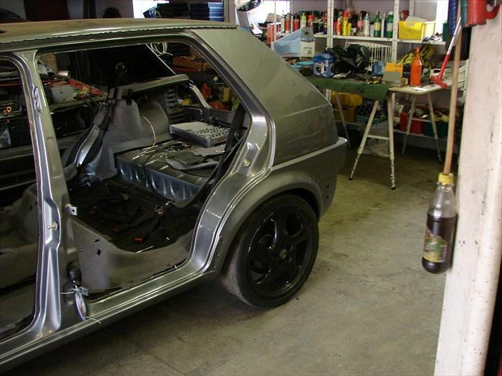 Golf 2 syncro projekt  - D.13-5-10 tanken monteret og motoren klar til at blive staret op billede 97