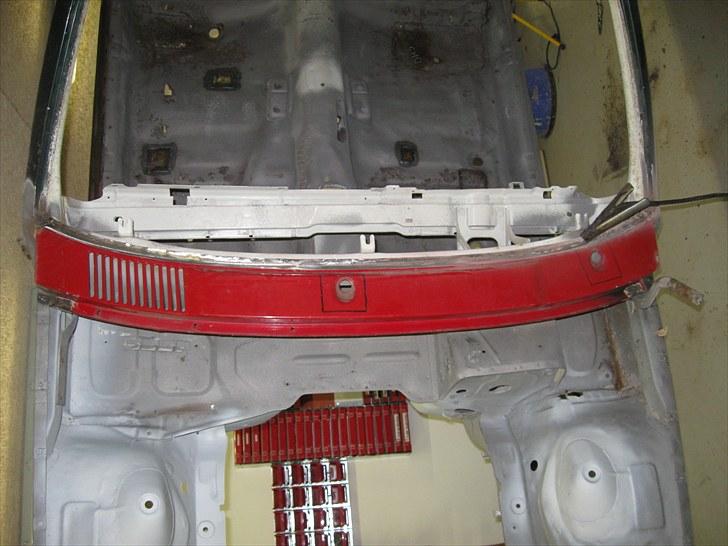 Opel Manta B Gsi :) - Så kom der lige lidt ''nyt'' metal på istedet for bare og skifte de lille stykker omkring viskerne for at få et bedre finish bagefter.. :) billede 78