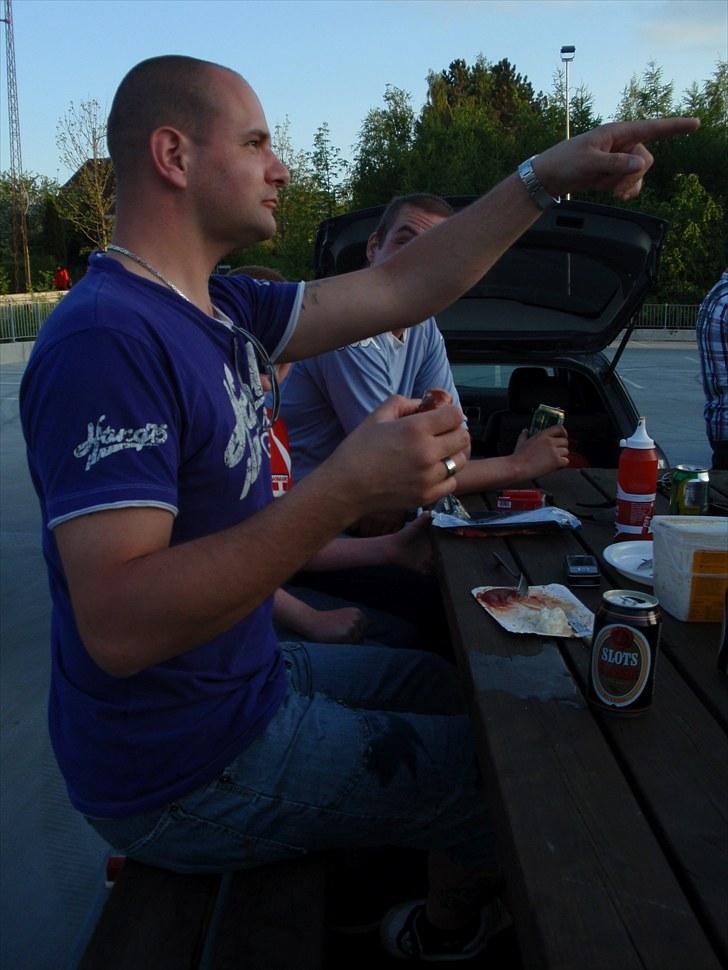 Billeder fra "team bænken"  - Tema bænkens sparkedæk/hygge grill træf den 21/5 10
der er altid nogle der ikke kan styrre sig og spise pænt billede 11