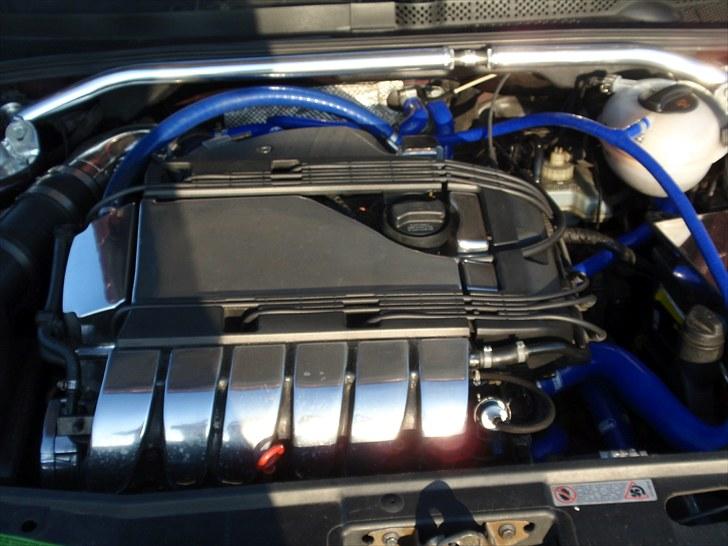 Billeder fra "team bænken"  - Tema bænkens sparkedæk/hygge grill træf den 21/5 10
til ære for michael der er så glad for at lade andre kigge hans motor rum billede 7