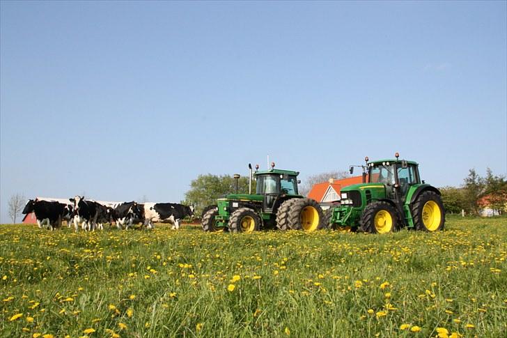 Billeder af de grønne på gården - JD 3350 X-TRAC og JD 7530 billede 5