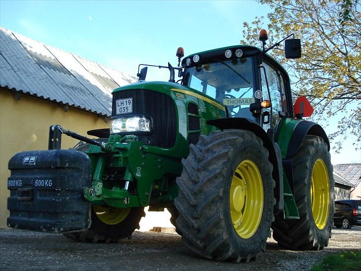 Billeder af de grønne på gården - JD 7530    og ja det er xenon 8000k der er i nærlyset på den billede 7