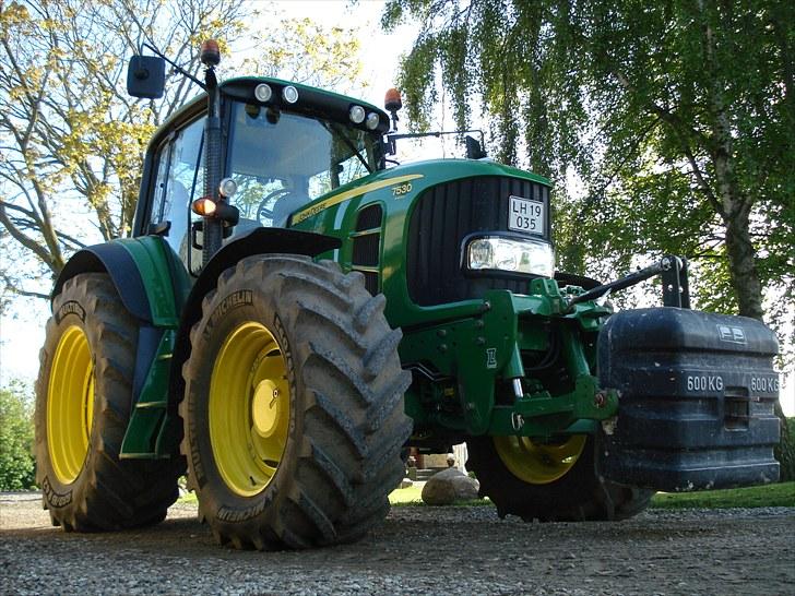 Billeder af de grønne på gården - JD 7530     og ja det er xenon 8000k der er i nærlyset på den billede 8