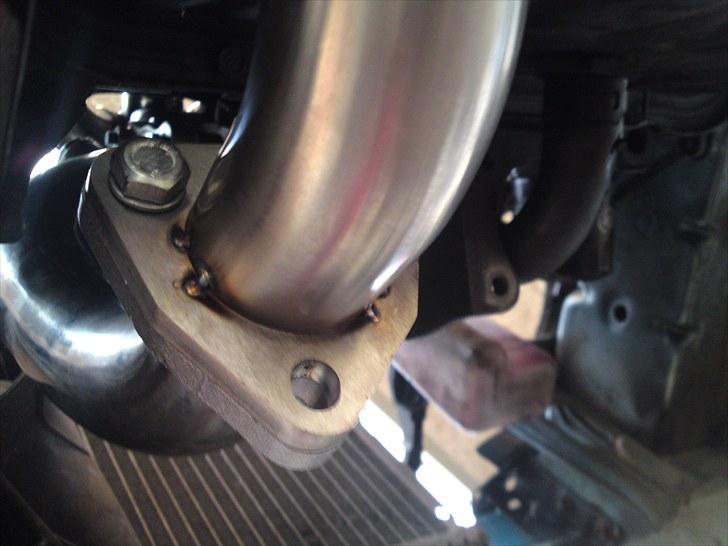 Rustfri udstødning - Onkel havde fået laserskåret flanger så det hele bare passede sammen. billede 3