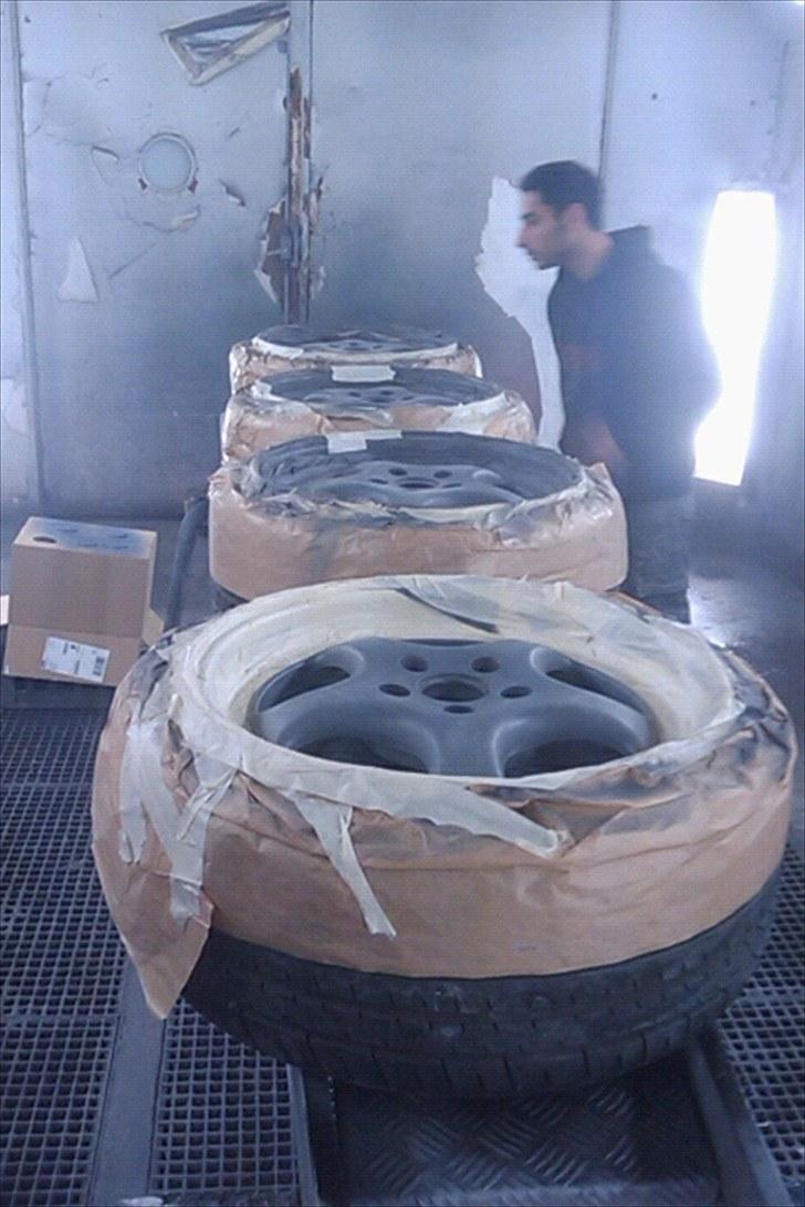 RH ZW1 renovering. - Her har de fået grunder og er klar til et nyt lag maling. Det er først 2 min efter billedet blev taget, at jeg besluttede mig for farven,for der var så mange idéer i mit hoved. Det endte med højglans sort, som bilens lak er. billede 4