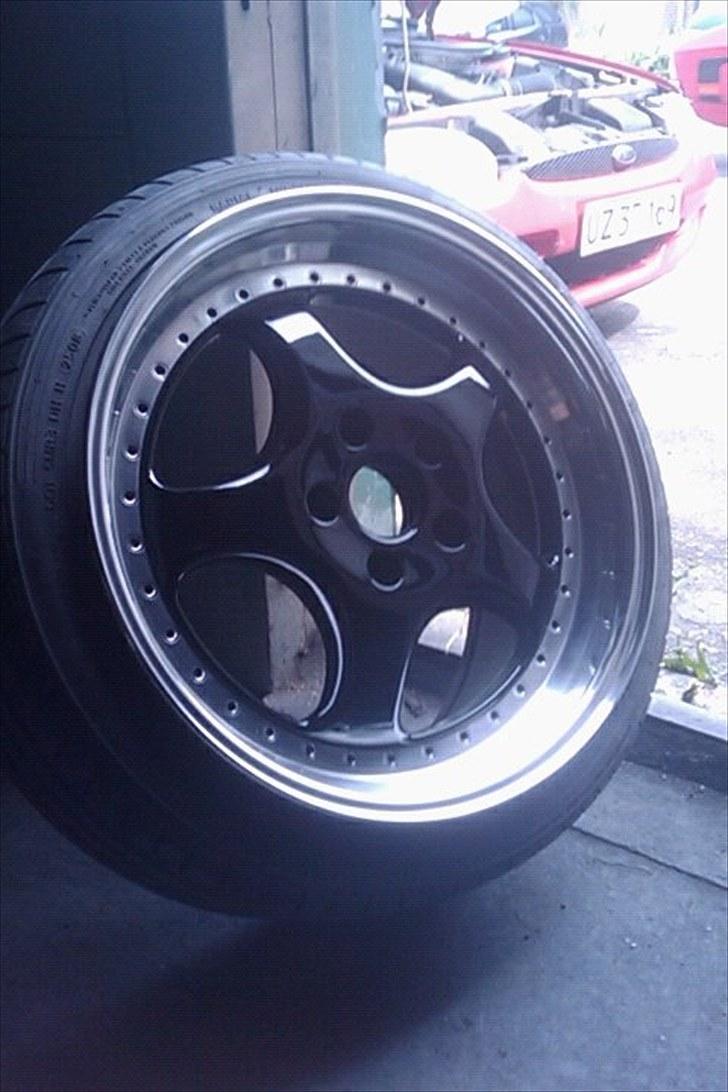 RH ZW1 renovering. - Sådan så de ud, kort tid efter de kom ud af kabinen og fik fjernet afdækningen. De skal lige have den sidste omgang polering på kanterne, og så alle 134 skruer tilbage, så kører bussen! billede 5