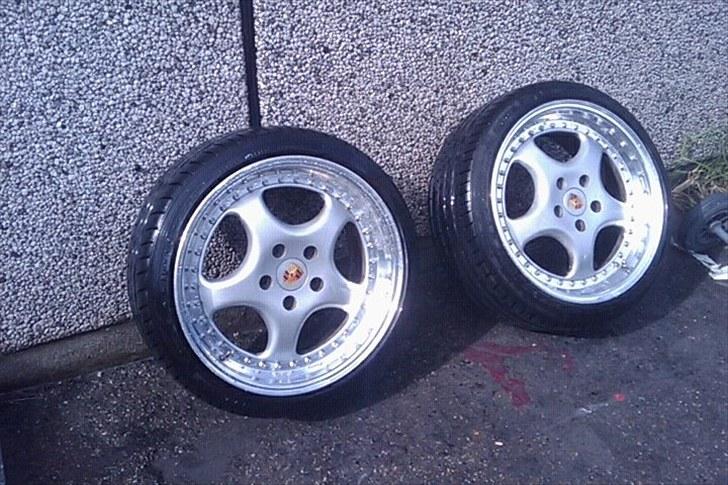 RH ZW1 renovering. - Planen var på et tidspunkt, at fjerne alt lak og højglanspolere det hele. Men efter at have prøvet på én fælg, gad jeg simpelthen ikke. Det tog siiiindsygt lang tid, og jeg er en utålmodig mand! Så de skulle males... billede 3