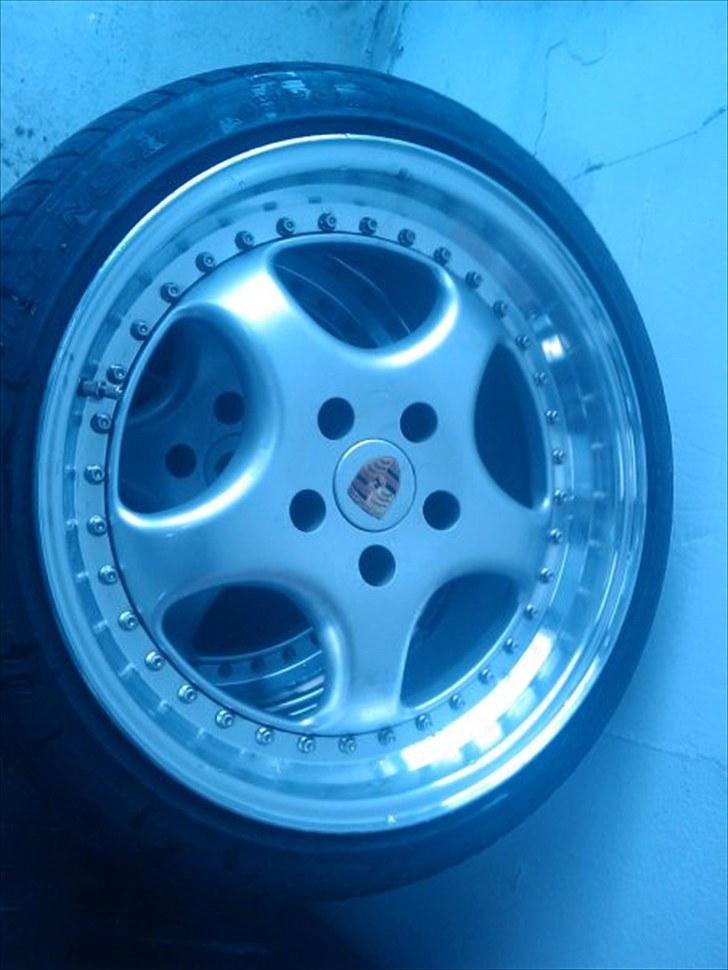 RH ZW1 renovering. - Sådan så de ud, da jeg købte dem. Dette er den pæneste af de 4 fælge. Resten var enormt medtaget af kantstens kys, ir i lakken osv. billede 1