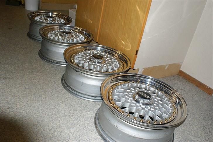 BBS RS008 - 7x16".......
Fælge uden dæk før adskillelse, før monteret med 165/40, som var alt for lille profil til fælgen og i forhold til rulle-omkreds. billede 1