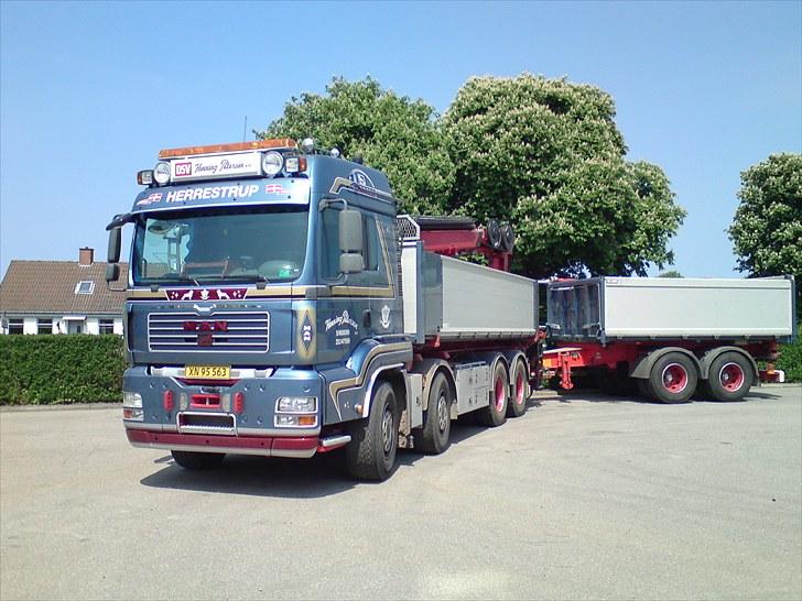 MAN TGS 4 akslet wirehejs. - Her holder den hos chafføeren, med den's 2 akslet kelberg kærre. billede 2