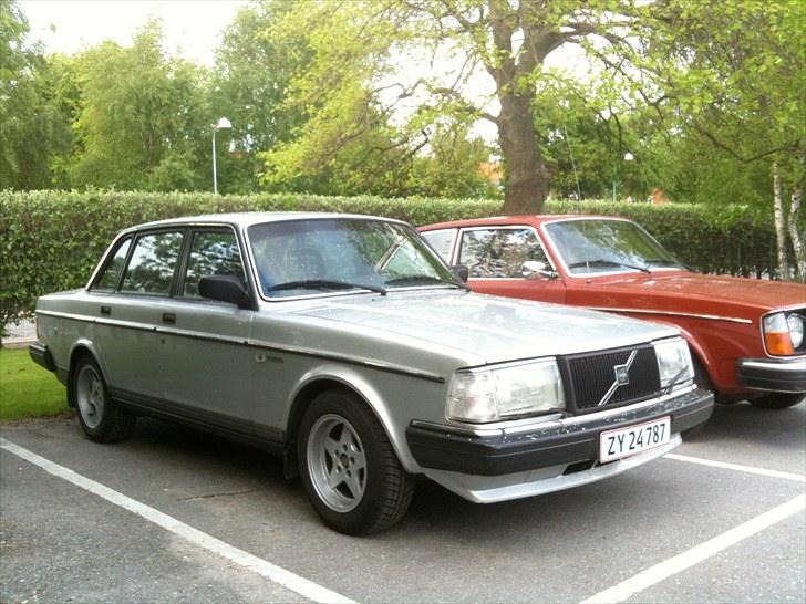 Div. billeder af min Volvo 240 - Super fin vogn med de klassiske Fontmetal 15" alufælge billede 1