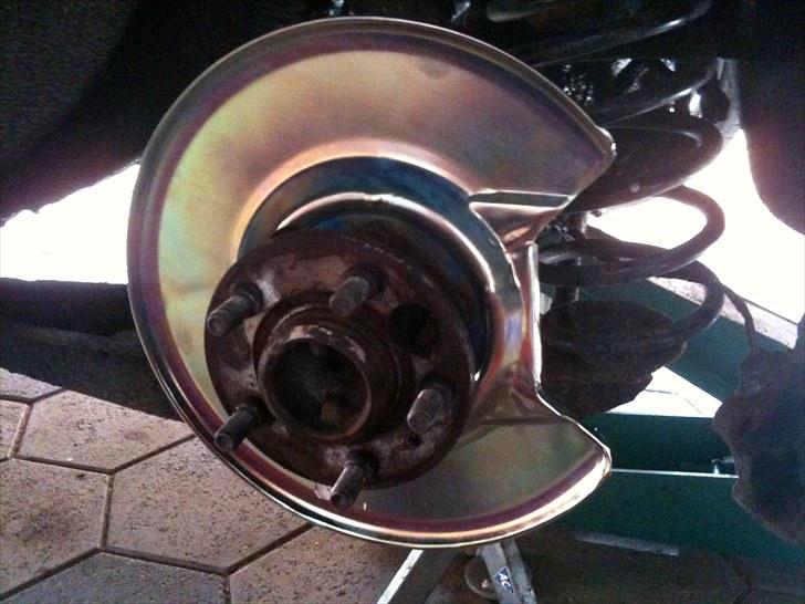 Div. billeder af min Volvo 240 - Nyt, nyt ,nyt, ja - så skulle akslen jo lige hives ud af bagtøjet, for at få denne pokkers ankerplade monteret... billede 9