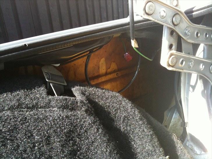 Div. billeder af min Volvo 240 - Bilen er smurt ind i dette brune stads... Hvad skal det mon gøre godt for.....Nå ja, Tektrol Anti Rust behandling.. billede 10