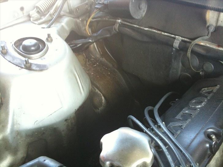 Div. billeder af min Volvo 240 - Motorrum, ingen anmærkninger, bare flot og velplejet. billede 13