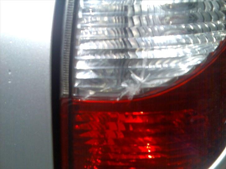 Nissan Almera Tino 2,2 Dci Visia - Baglygte fået et lille hul, men pga. vandindtrængen, virker tågelygte nu ikke mere og baklygte blevet mat billede 46