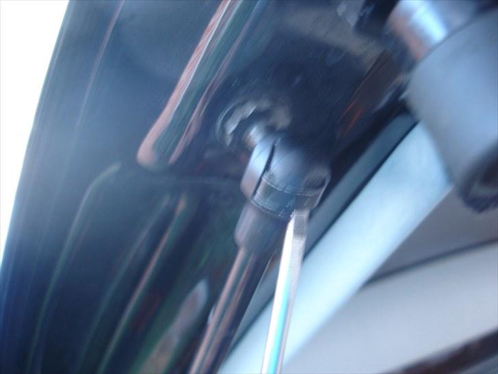 Automatisk åbning af blagklap på altea - Lidt utydligt billede, men der skal bare en flad skruetrækker ind under den clips og så skal den vippes ud af så kan man hive hovdet af den knop den er fastgjort til. billede 2