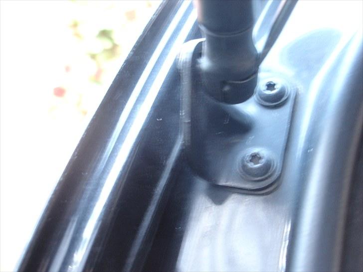 Automatisk åbning af blagklap på altea - Igen lidt utydligt billede, men det er også en skrutrækker ind og vippe clipsen væk så skulle man kunne få den af. 
 billede 3