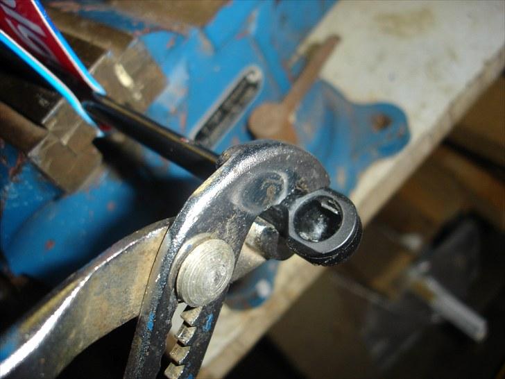 Automatisk åbning af blagklap på altea - Så skal toppen af dæmperen af, jeg har sat den fast i en skrustik og bruger en vandpumpetang til at dreje toppen af. billede 5