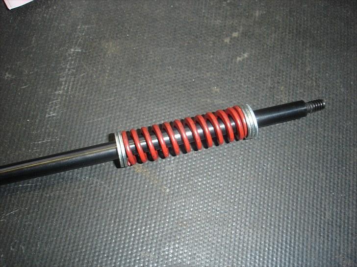 Automatisk åbning af blagklap på altea - Så er fjederen samt spændskiver sat på. billede 6