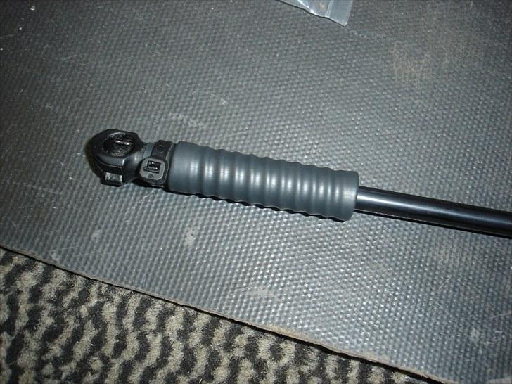 Automatisk åbning af blagklap på altea - Så har det fået en strips og lidt krympeflex for at holde det på plads så det ikke glider når man åbner og lukker bagklappen. billede 8