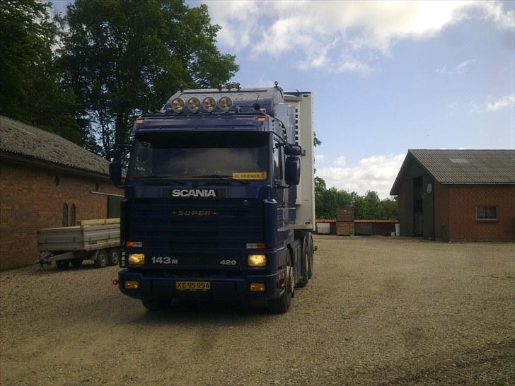 Min vogn ved H C Svendsen.  - Ude ved karrtoffel avler Oluf Sand. billede 106