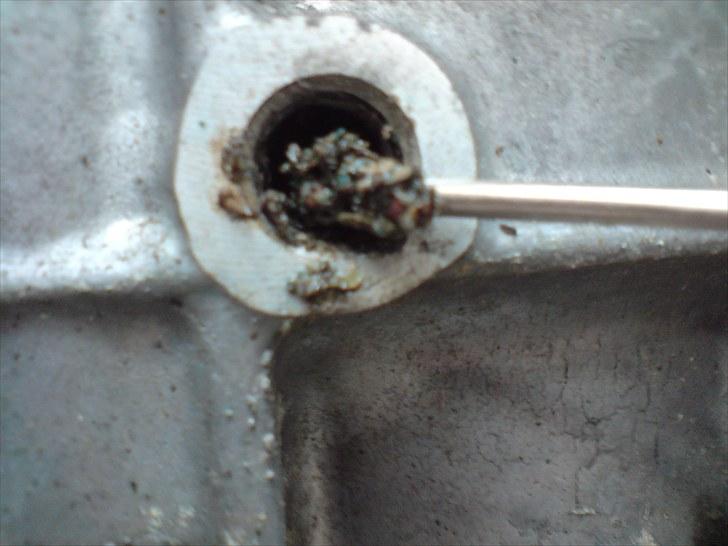 Forkert kølervæske = død motor!! - Dette i Ir fra alu, som her lagt sig i hele bunden af motoren. billede 1