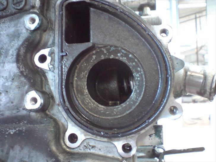 Forkert kølervæske = død motor!! - Ligner en gammel saltvandskølet motor. Det er dog ikke.. billede 8