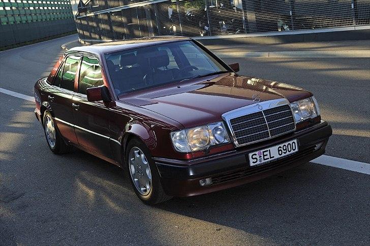 Mercedes-Benz 500E W124 - 500E'eren Kan kendes med de meget brede for og bag skærme billede 1