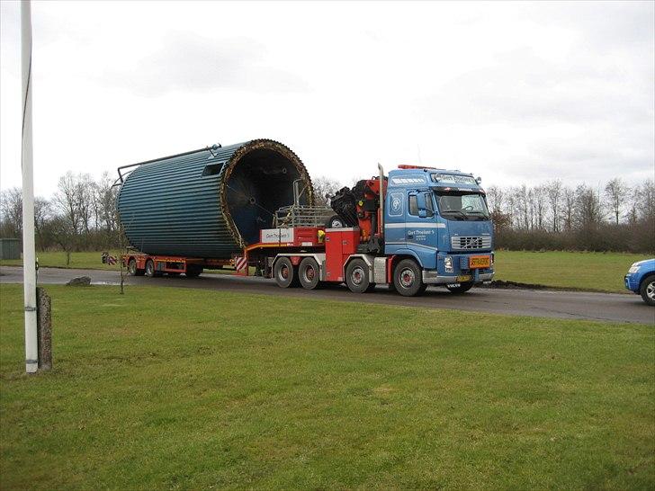 Palfinger 85000F på job 4 - Vi skulle flyttet to tanke i sig selv en nem opgave da de blev læsset med mobilkran og min kollega skulle kun lege bundkran men den tan jeg skulle afsted med vejede 13tons og var 12m høj og 4 m i Ø
 billede 5
