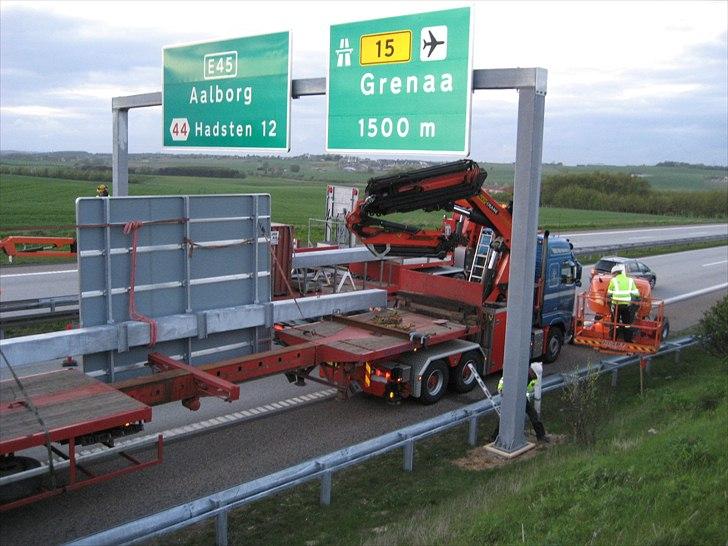 Palfinger 85000F på job 4 - I forbindelse med den ny motervej ved århus/randersvej har langkjær stålbyg fået opgaven at lave alle skilte potaler jeg var så heldig at være med til de første så for det meste er det min tjans at få lov til at sætte dem op det forgår for det meste fra kl 22.00 og så ind til vi er færdige og det er med politi og NCC og til tider også vejdirektoratet billede 34