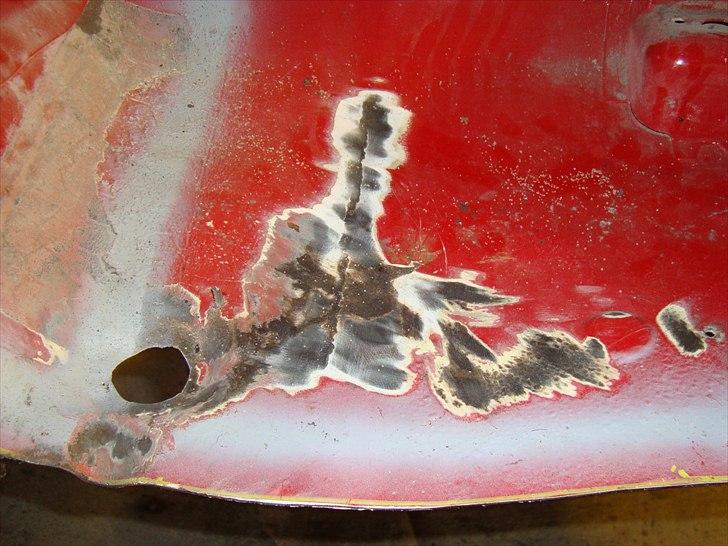 Manta B projekt - Bilen er svejs sammen af to biler. ( Tror jeg ) Der en en lang svejsning hen over hele bunden af bilen. Og efter farvekoden, skal den originale farve være "Jädergrün", men det er kun på forenden at jeg kan finde noget grøn maling... billede 39