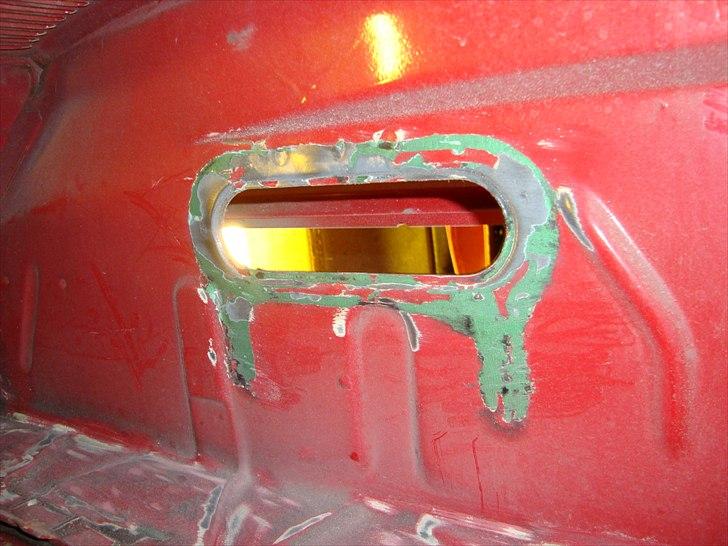 Manta B projekt - Her er en af de få steder hvor man kan se at den har været grøn. Men det er kun på fronten af bilen. Bagenden har tog lag rød maling... billede 47