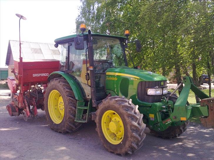 Billeder af de grønne på gården - JD 5100R 4cyl Turbo 100 Hk sød lille maskine billede 15