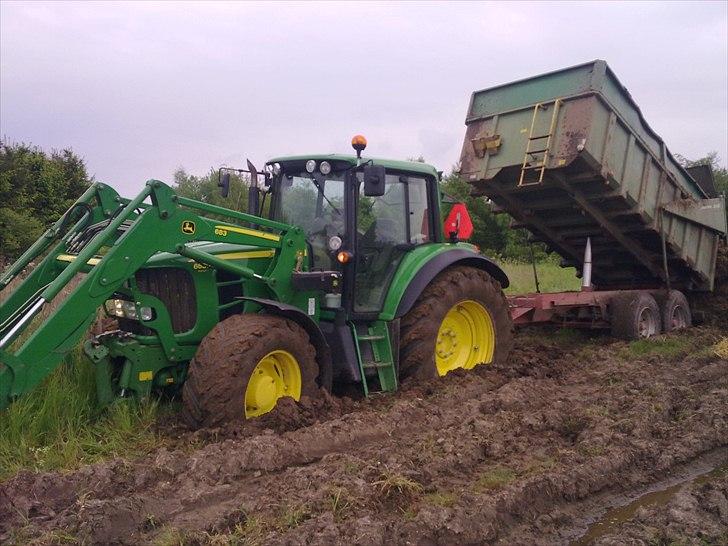 Billeder af de grønne på gården - Ja en Grøn kan desværre osse kører fast... men så det jo godt FALCK´s unimock kunne trække mig fri igen hehe billede 16