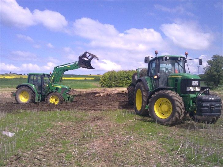 Billeder af de grønne på gården - JD 6630 med læsseren og JD 7530 med møgvognen billede 17