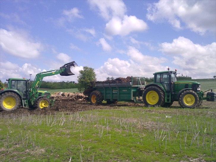 Billeder af de grønne på gården - JD 6630 med læsseren og JD 7530 med møgvognen billede 18