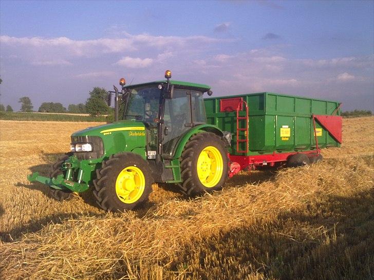 Billeder af de grønne på gården - JD 5100R 4cyl Turbo 100 Hk sød lille maskine. den fik lidt at se til med 11.500 vinterkg byg i vognen. men den klartet det sku fint nok må man nok sige. når man tænker på hvor lille den er. og vognen vejer jo osse et pr tons i sig selv skal man huske på. billede 21