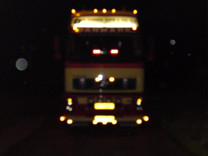 Volvo FH16 660 8x4 - Er lidt uenig med mig selv om de 6 røde dioder i hver side af mit navneskilt er pænt eller grimt ??!!!! billede 79