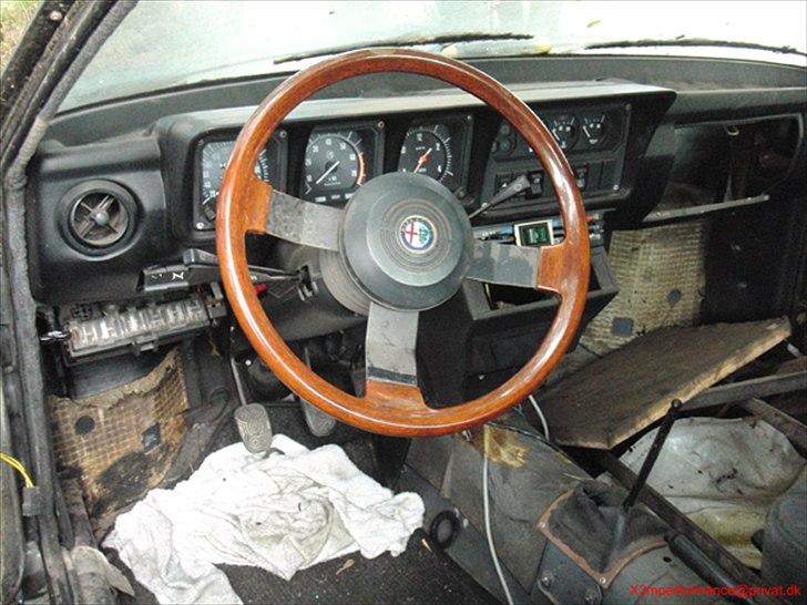 Alfa Romeo Alfetta GTV 2000 - Der mangler lidt arbejde før den er fin indendørs.
 billede 9