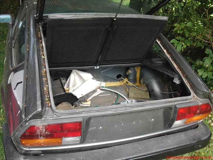 Alfa Romeo Alfetta GTV 2000 - Bagagerummet ser fint ud indvendigt, ikke alverden af rust. billede 7